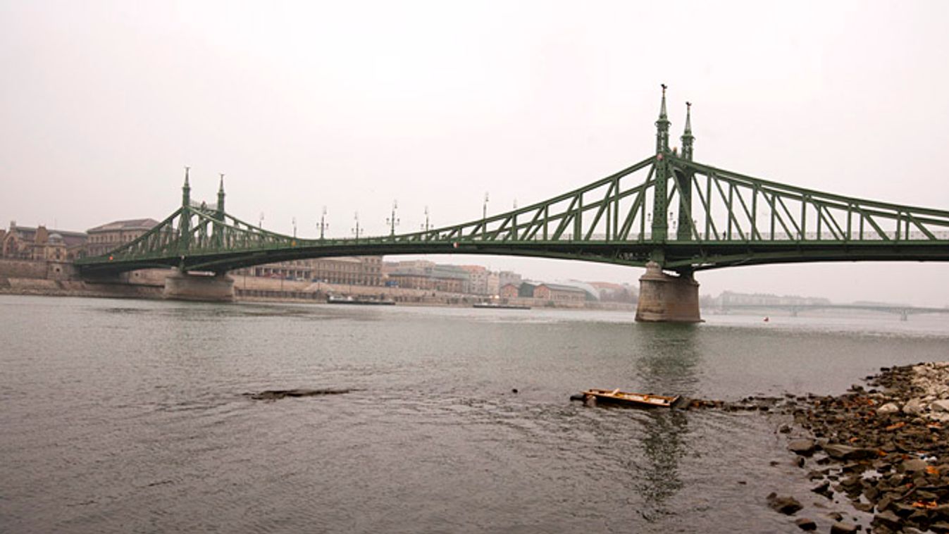 áradás, árvíz, Ínség-szikla, zátony a Dunán a Szabadság hídnál alacsony vízálláskor 