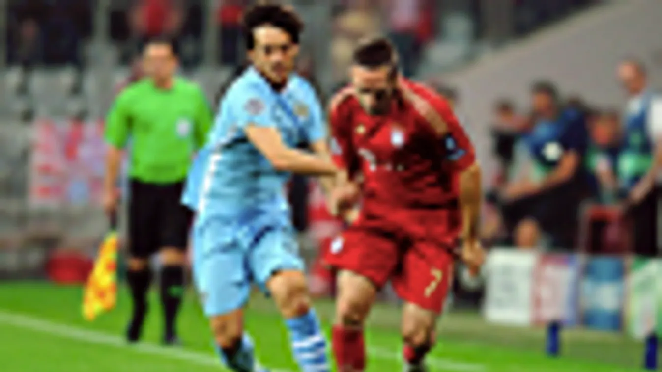 Franck RIBÉRY, a német Bayern München francia csatára (j) és David SILVA, az angol Manchester City játékosa harcol a labdáért