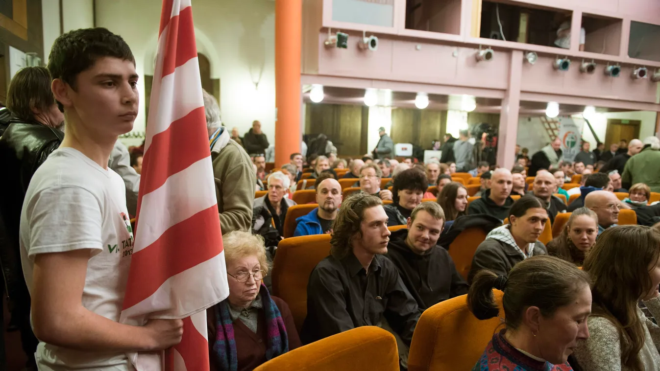 Esztergom, 2014. február 14.
Résztvevők a Jobbik fórumán Esztergomban, a művelődési háznak használt egykori zsinagógában 2014. február 14-én. 