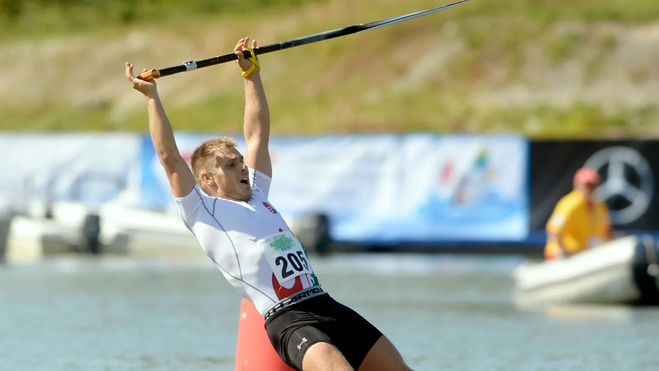 Kövér Márton, miután megnyerte a kenu egyesek versenyét a győri maratoni kajak-kenu világbajnokságon, 2015. szeptember 12-én. 