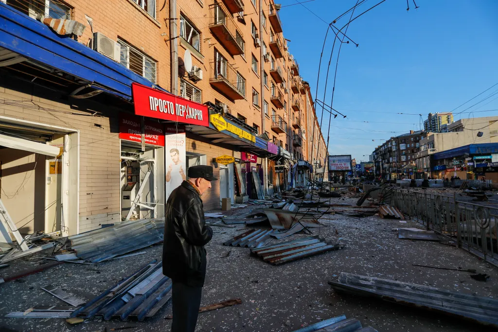 Ukrán válság 2022, orosz, ukrán, háború, Ukrajna, Kijev, rakétatámadás, megrongálódott épület, lakóház, ház, lakás, romok, rom, romos, civil 
