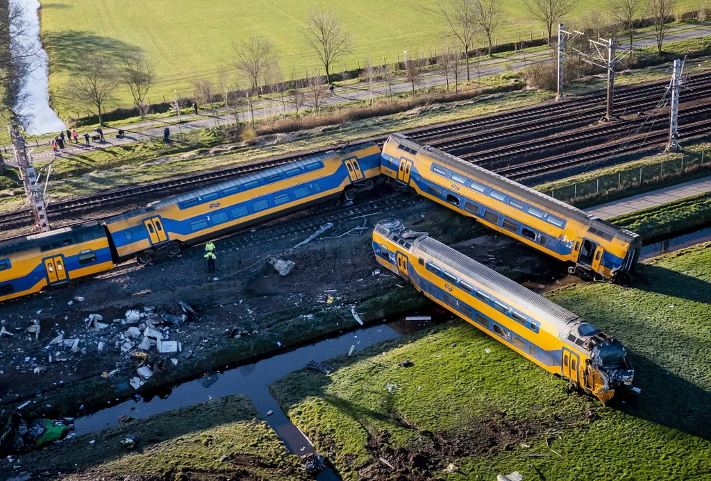 vasút, vonat, baleset, vonat, szerencsétlenség, kisiklott, ütközés, baleset, vonatok, szerelvény, hollandia, holland, 2023. 04. 04 - 05 