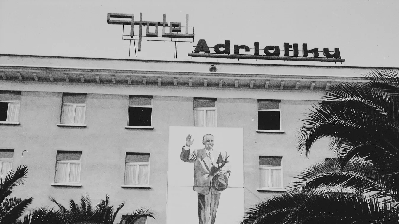 DURRESI - GRAND HOTEL "ADRIATIKU" GRAND HOTEL "ADRIATIKU" AFFICHE HOMME POLITIQUE ALBANAIS FACADE ENTREE COMMERCE DISTRIBUTION 