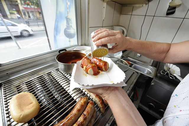 Természetesen nem kell ilyen messzire, ha az adott nemzetre jellemző specialitásokat szeretnénk kóstolni egy városnézés alatt például. Elég csak Berlinig mennünk, ahol talán többféle virsli és kolbász kapható, mint ahány sajt Franciaországban. A berlini fűszeres virslit a hot-doggal ellentétben felvágva ketchuppal, paprikával és csípős curry-vel kínálják A legjobb helyeken a virslit speciálisan egyedi szósszal szervírozzák, de mindegyikben közös, hogy illik egy korsó hideg sörrel leöblíteni. 