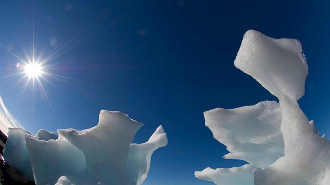 jégolvadás az északi sarkvidéken, olvadó jéghegy a grönlandi Angmagssalik régióban