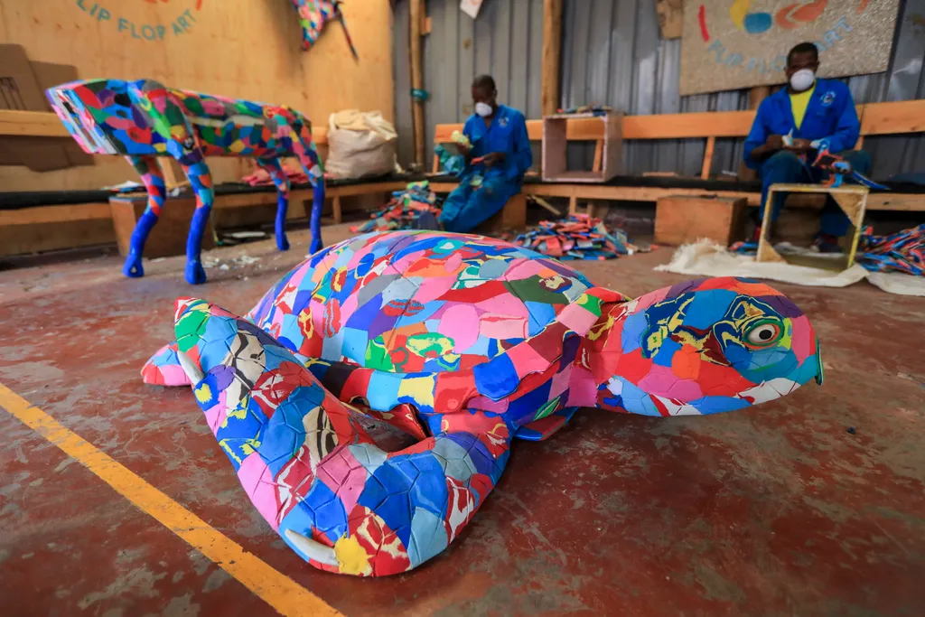 Kenya, egyedi színes játékokat készítenek régi papucsokból, papucs, újrahasznosítás, hulladék újrahasznosítás 