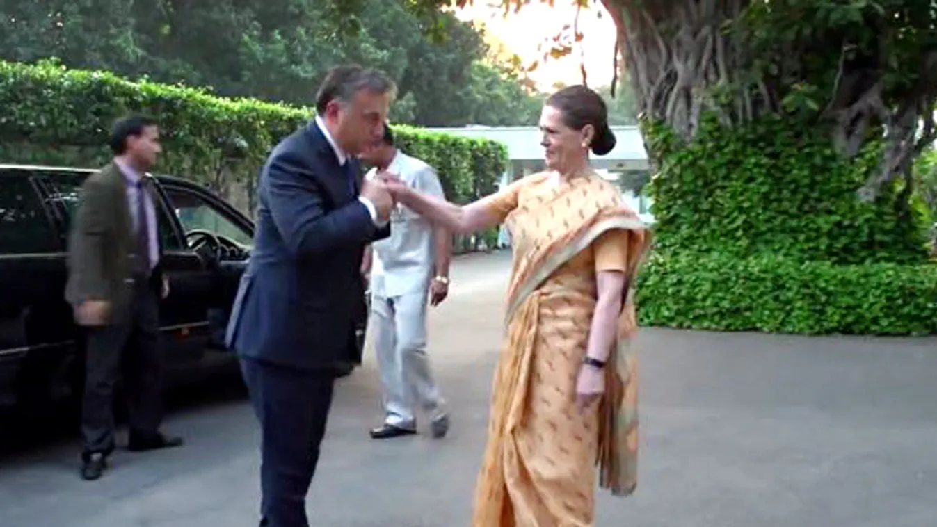India miniszterelnök asszony, Sonia Gandhi, Orbán Viktor, india, kézcsók, csók, kéz 