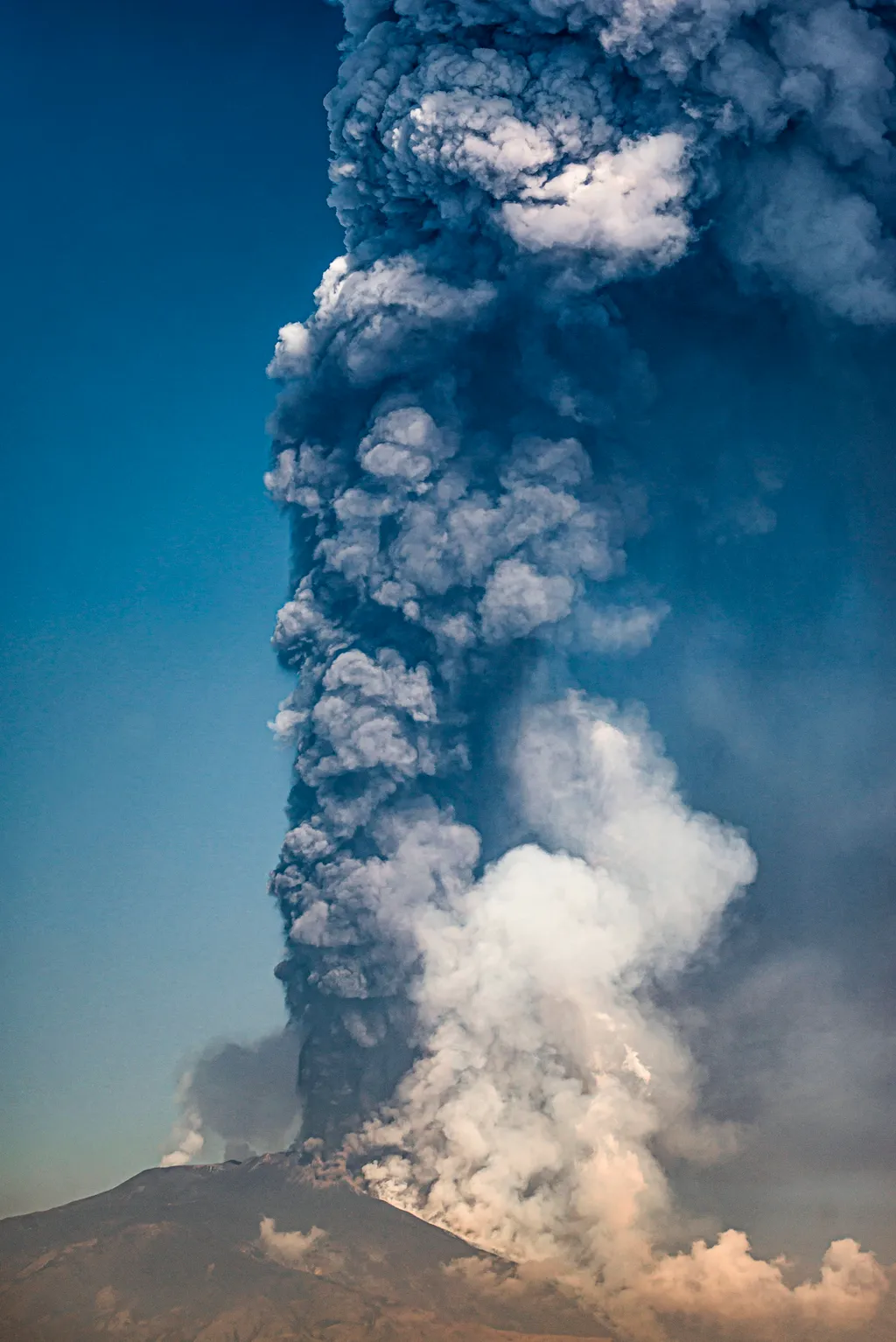 Catania, 2021. március 4.
Füstöt és gőzt lövell ki az Etna tűzhányó a szicíliai Catania közelében 2021. március 4-én. Európa legnagyobb és legaktívabb vulkánja február 16-án tört ki újra.
MTI/AP/Salvatore Allegra 