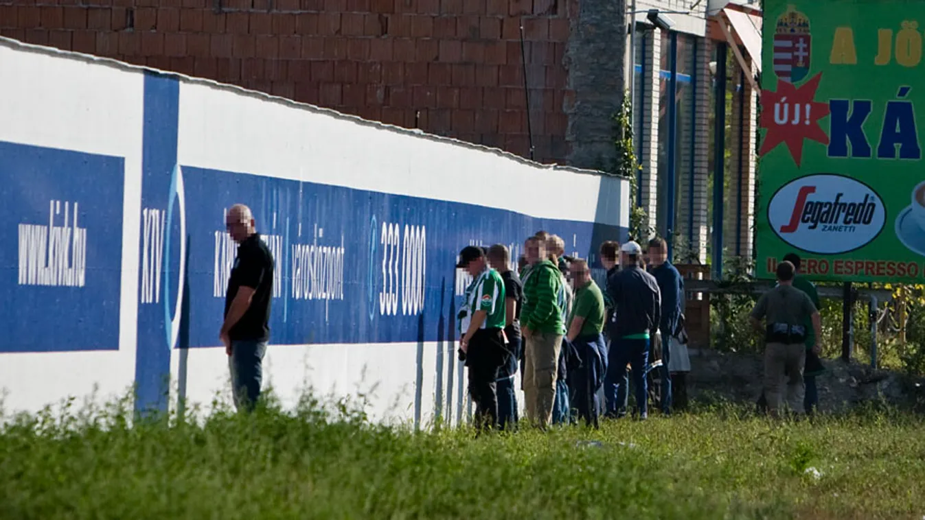 Hol bűzlik Budapest, hugyszag, utcára vizelés, Szurkolók végzik a dolgukat egy budapesti focistadion közelében