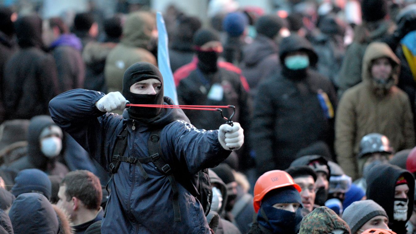 ukrajna, tüntetés, zavargás, rohamrendőrök, összecsapás, kijev, EU, oroszország, putyin, csúzli, tüntető 