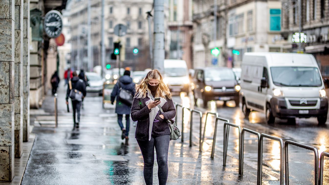 koronavírus, járvány, maszk, esős idő, tél, maszkos emberek, járókelő, Budapest, utca, eső 