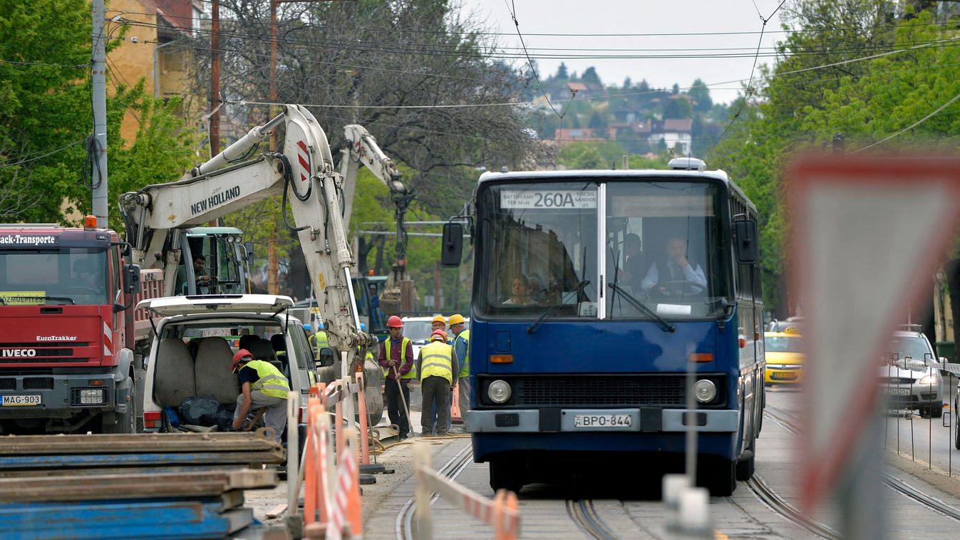 Fonodó
Pótlóbusz közlekedik a fővárosban, az Üstökös utcánál, a 17-es villamos vonalán 2014. április 14-én. Felújítás miatt 