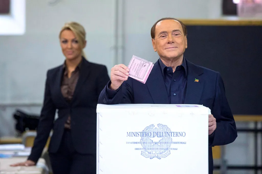 86 éves korában meghalt Silvio Berlusconi  BERLUSCONI, Silvio EGYÉB TÁRGY HÉTKÖZNAPI Közéleti személyiség foglalkozása politikus szavaz szavazás szavazólap szavazóurna SZEMÉLY TÁRGY 