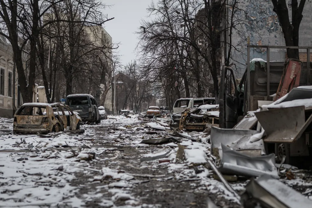 Ukrán válság 2022, orosz, ukrán, háború, Ukrajna, Harkov, bombázás, rakétatámadás, romok, kiégett autók, romos épület, utca, város 
