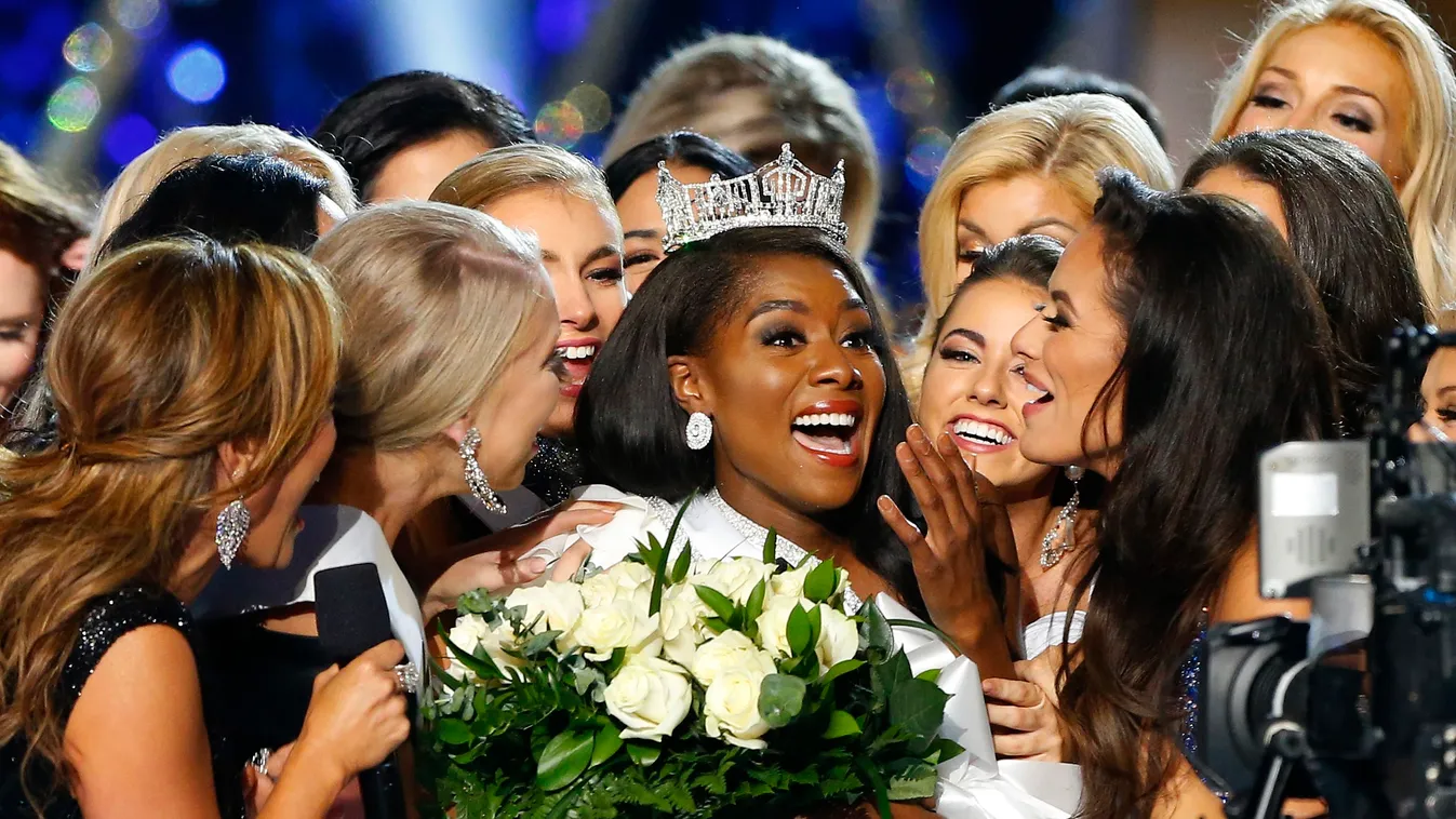 Atlantic City, 2018. szeptember 10.
Nia Franklin, New York szépe (k), miután győzött a Miss America amerikai szépségversenyen a New Jersey állambeli Atlantic Cityben 2018. szeptember 9-én. (MTI/AP/Noah K. Murray) 