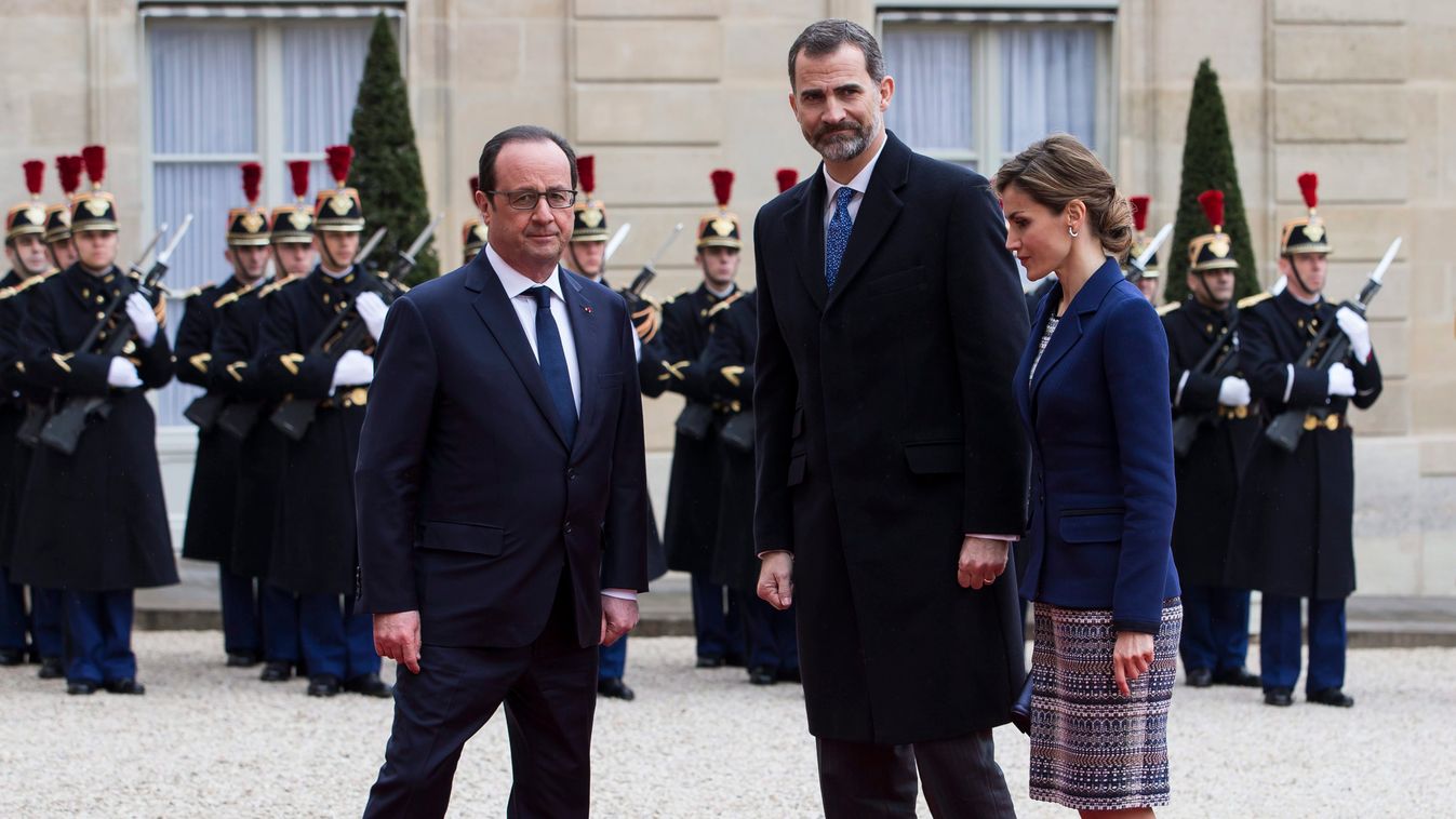 HOLLANDE, Francois; VI. FÜLÖP Párizs, 2015. március 24.
Francois Hollande francia elnök (b) üdvözli VI. Fülöp spanyol királyt és Letizia királynét a párizsi államfői rezidencián, az Elysée-palotában 2015. március 24-én. A spanyol uralkodópár háromnapos lá