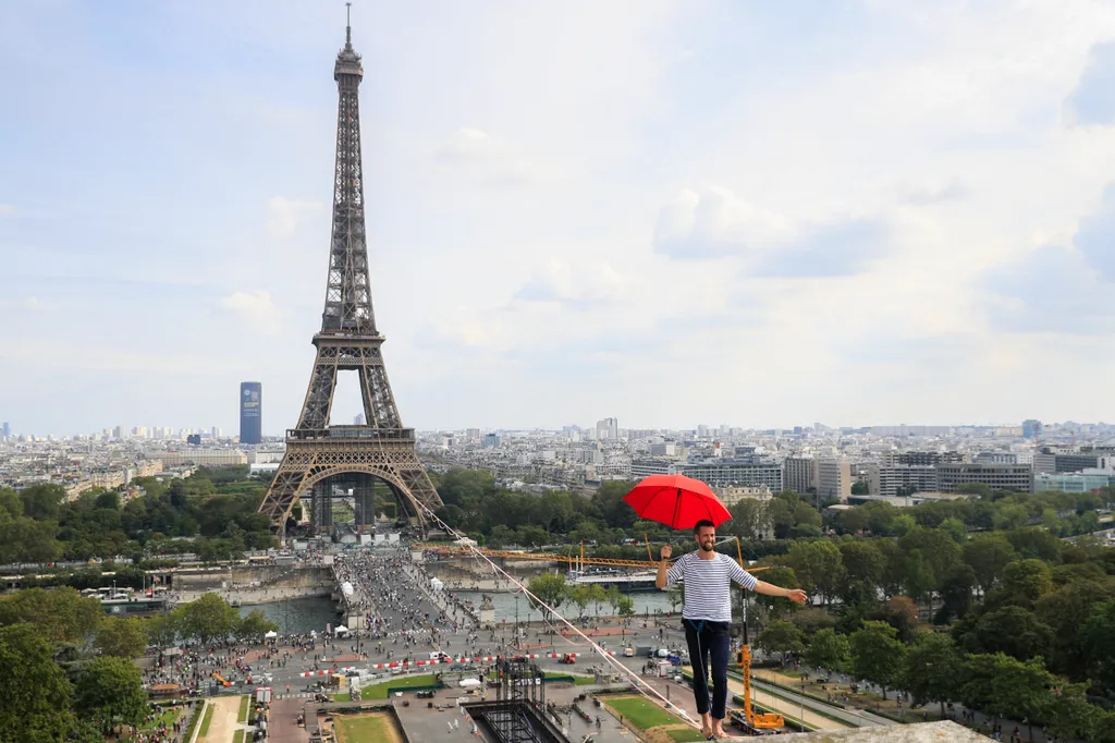 Francia kötéltáncos Párizs felett 