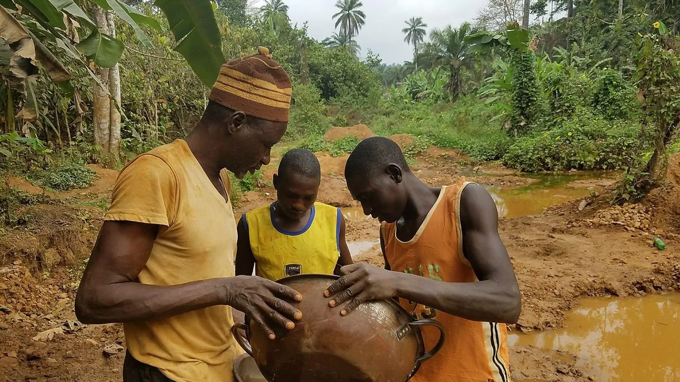 Nigéria Illegal miners in Itagun, Osun State, gathering their gold finds in the pan 