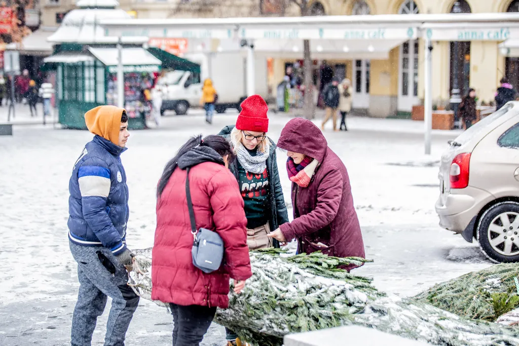 tél, hangulat, karácsonyfa vásár, havazás, Budapest, hó, 2018, december, karácsonyi vásár, vásárlás, ajándék, város 