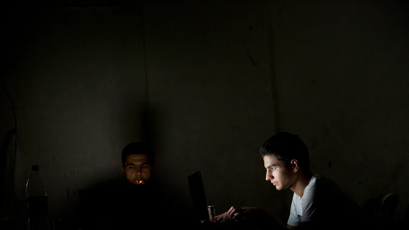 A 18 éves Molhem Barakat, a Reuters képügynökség fotósa épp a harctéren készült fotóit szerkeszti. Gyakran dolgozik az FSA központban, mert itt megbízható az internet kapcsolat. Molhelm meghalt 2013. december 20-i légi támadásban
Stanislav Krupar 