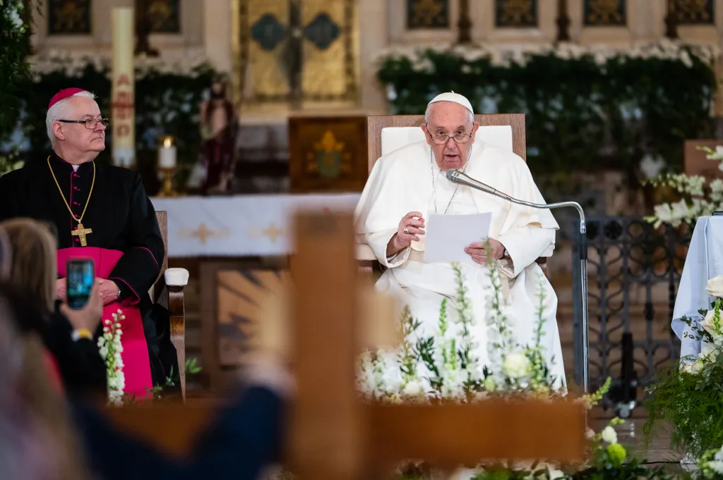 Ferencpápa2023, Ferenc pápa, pápalátogatás, háromnapos apostoli látogatás, Ferenc pápa magyarországi látogatása, Magyarország, szombat, 2023, Árpád-házi Szent Erzsébet-templom, Rózsák tere, 