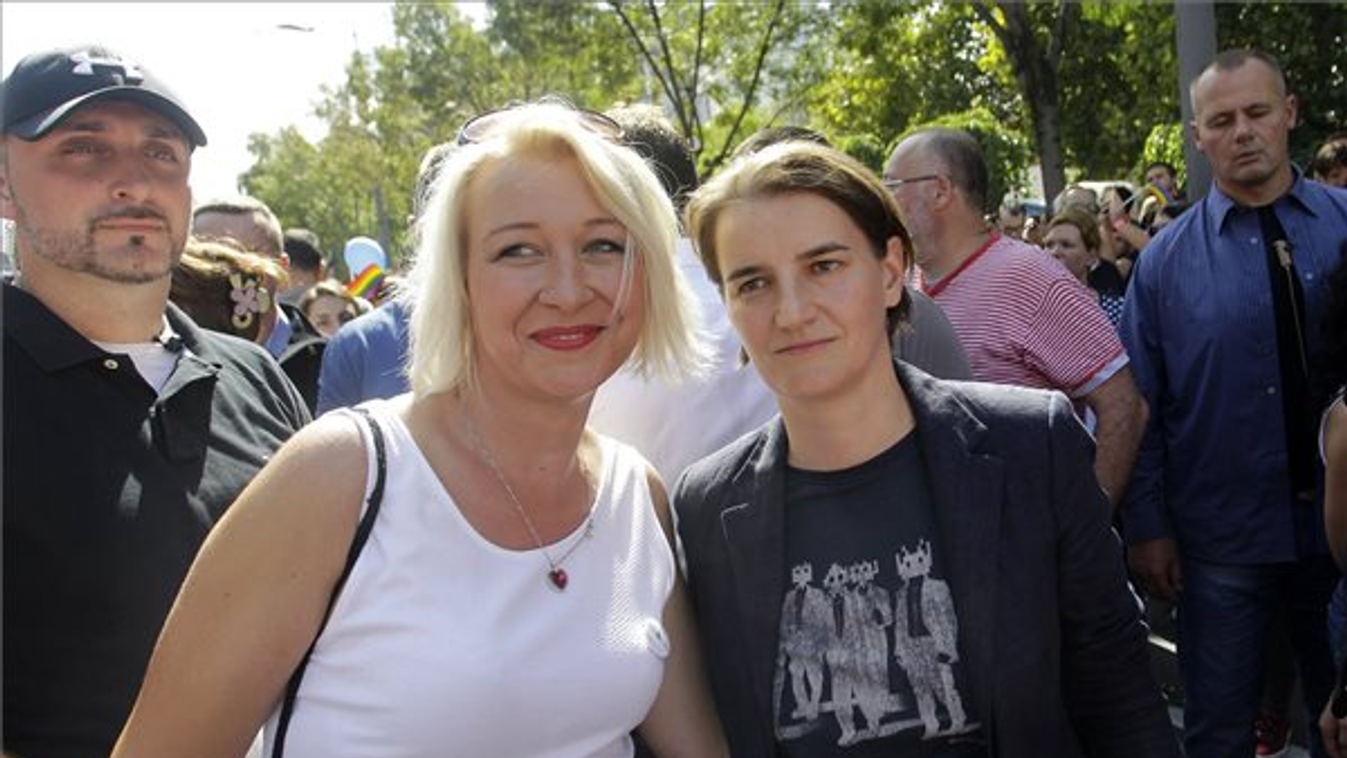 Ana Brnabic szerb miniszterelnök (j) és a transznemű, korábban katonaként szolgáló Helena Vukovic részt vesz a belgrádi melegfelvonuláson 2017. szeptember 17-én. 