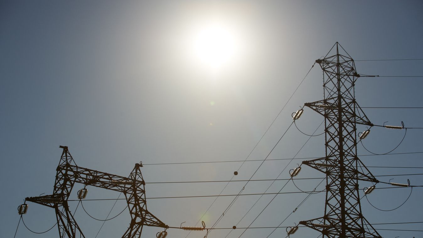 Francia, áram, rezsi, erőmű,  French National Grid During Heatwave And Drought energy climate change heatwave hot spell nuclear wire grid power grid national power grid pylon extreme heat lign 
