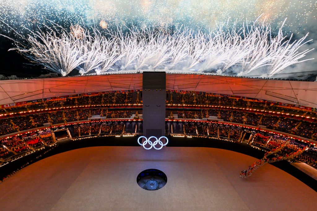 2022, Peking, téli olimpia, nyitóünnepség Oly Horizontal OLYMPIC GAMES Fireworks light up the sky during the opening ceremony of the Beijing 2022 Winter Olympic Games, at the National Stadium, known as the Bird's Nest, in Beijing, 