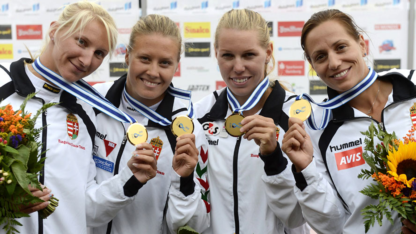 A győztes Vad Ninetta, Kozák Danuta, Szabó Gabriella, Fazekas Krisztina (b-j) a női kajak négyes 500 méteres verseny eredményhirdetésén a duisburgi kajak-kenu világbajnokságon 2013. szeptember 1-jén