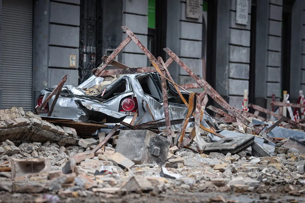 Budapest belváros, leomlott egy ház tetőszerkezete, VI. kerületi Jókai utca, tetőszerkezet, 2022.06.28. 