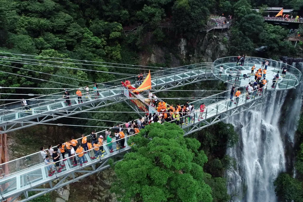 Üvegpadlós kilátó, Kína, Kulunghszia, Csingjüan

Yun Tian Bo Ba, Gulongxia  Guangdong Qingyuan Qingxin glass platform glass platform 