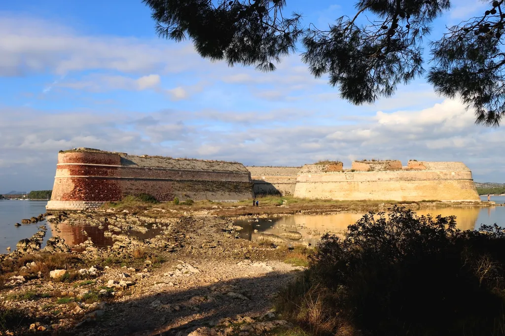 St. Nicholas Fortress, Horvátország, Szent Miklós erőd, Šibenik, Szent Ante-csatorna bejárata, velencei erődépítésű rena-iszánsz épület, világ építészeti örökség, Adria 