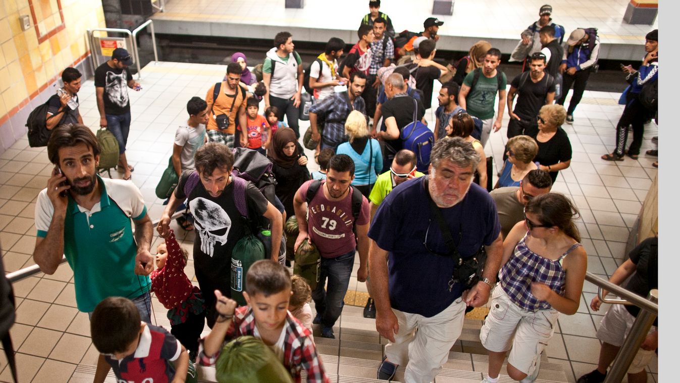 Athén , Görögország , Pireuszból érkező szíriai menekültek az Omonia metróállomáson, az utirányok megyarországon át nyugatra.
Fotó:Dudás Szabolcs
2015.07.02. 