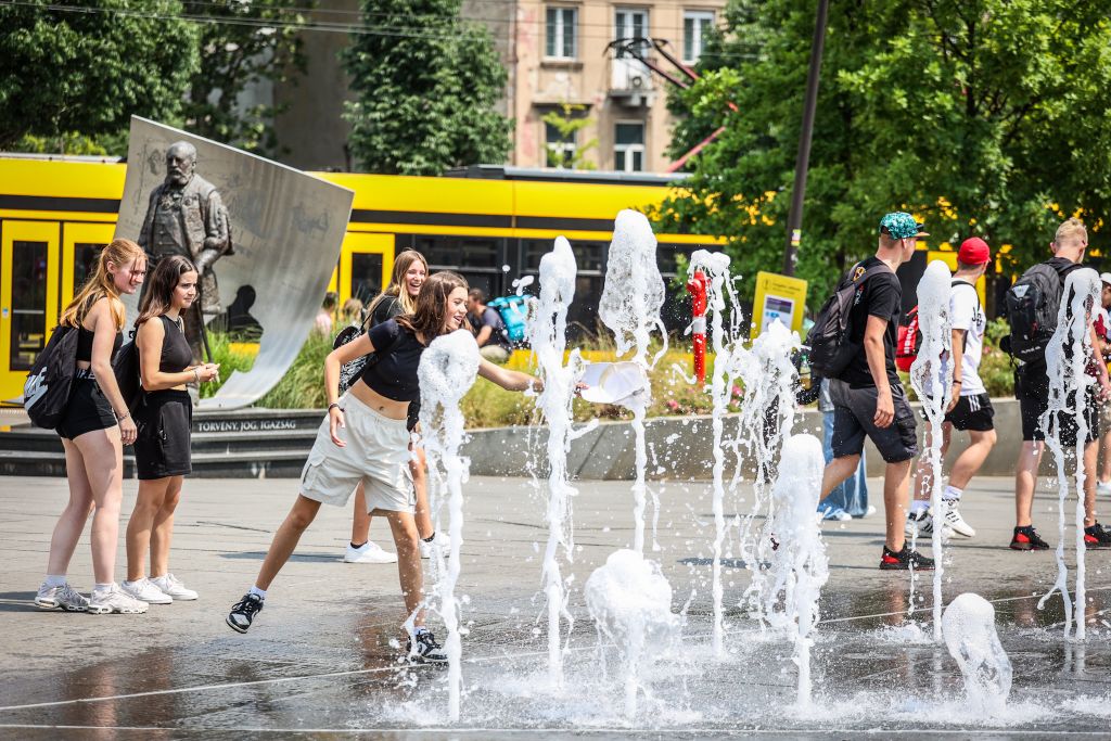 hőség, meleg, forróság, kánikula, fülledt, időjárás, Budapest, Széll Kálmán tér, 2023. 07. 12. 