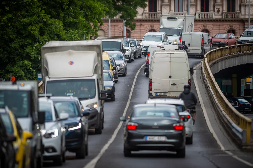 dugó, közlekedés, forgalom, autó, belváros, Budapest, 2021.09.01.felüljáró, Keleti pályaudvar 