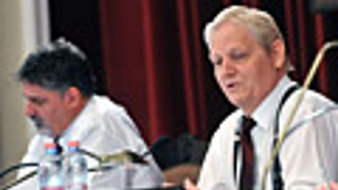 
Tarlós István főpolgármester (k) beszél, mellette György István főpolgármester-helyettes (b) ül a Fővárosi Közgyűlés ülésén, a Városháza dísztermében 2012. október 3-án