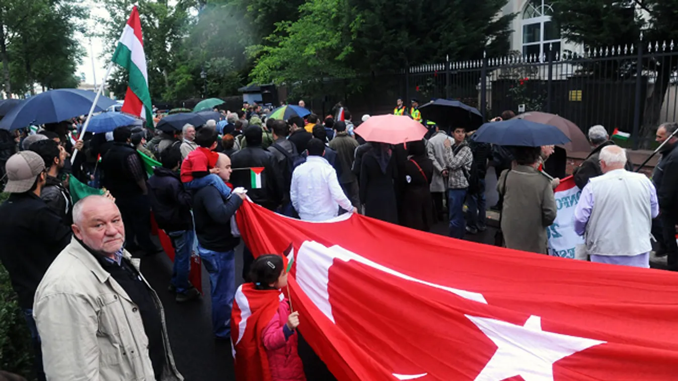 Jobbik - Török kapcsolat, Résztvevők török zászlót tartanak fel Törökország budapesti nagykövetsége előtt ahol a Jobbik szervezésében megemlékezést tartottak a Gázai övezetbe segélyt szállító hajók elleni akció miatt