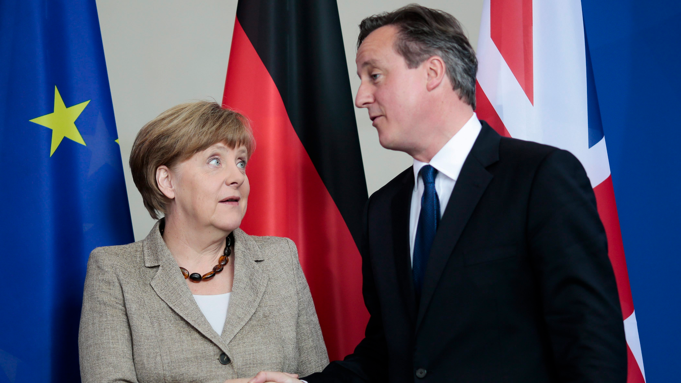 CAMERON, David; MERKEL, Angela Berlin, 2015. május 29.
Angela Merkel német kancellár (b) és David Cameron brit miniszterelnök kezet fog sajtótájékoztatójuk végén a berlini kancellári hivatalban 2015. május 29-én. (MTI/AP/Markus Schreiber) 