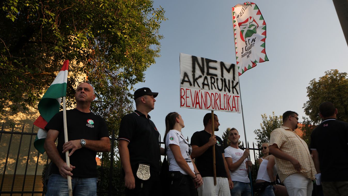 Falunapba fulladt szélsőjobbos tüntetés az építendő menekülttábor ellen a szlovákiai Bős (Gabcikovo) településen 2015 szeptember 1-én. Falunapba fulladt szélsőjobbos tüntetés az építendő menekülttábor ellen a szlovákiai Bős (Gabcikovo) településen 2015 sz
