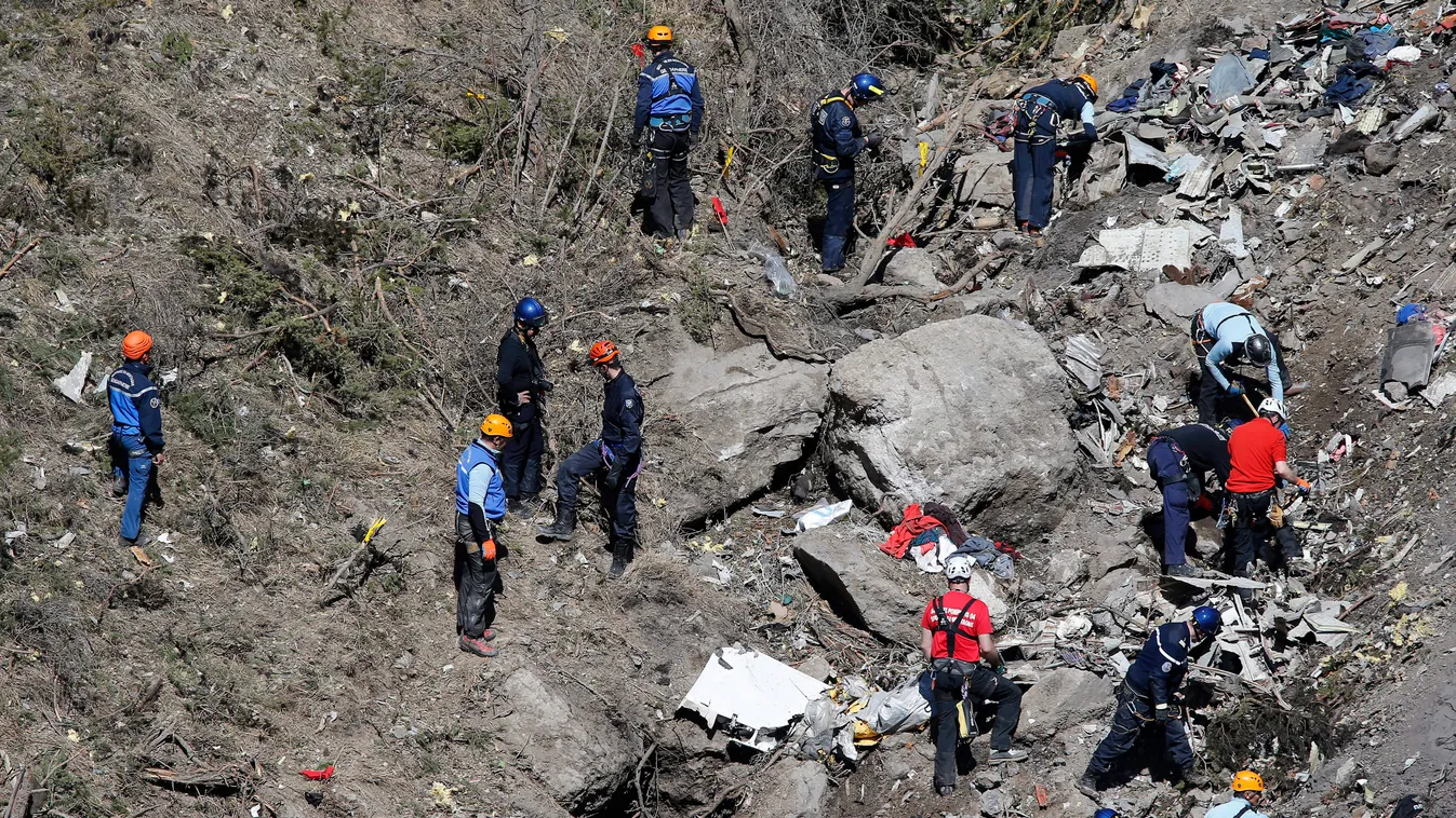 Seyne-Les-Alpes, 2015. március 27.
Mentők a francia Alpokban fekvő Seyne-Les-Alpes közelében 2015. március 26-án. Két nappal korábban itt zuhant le a Germanwings német légitársaság repülőgépe, amelynek katasztrófáját a másodpilóta idézte elő szándékosan. 