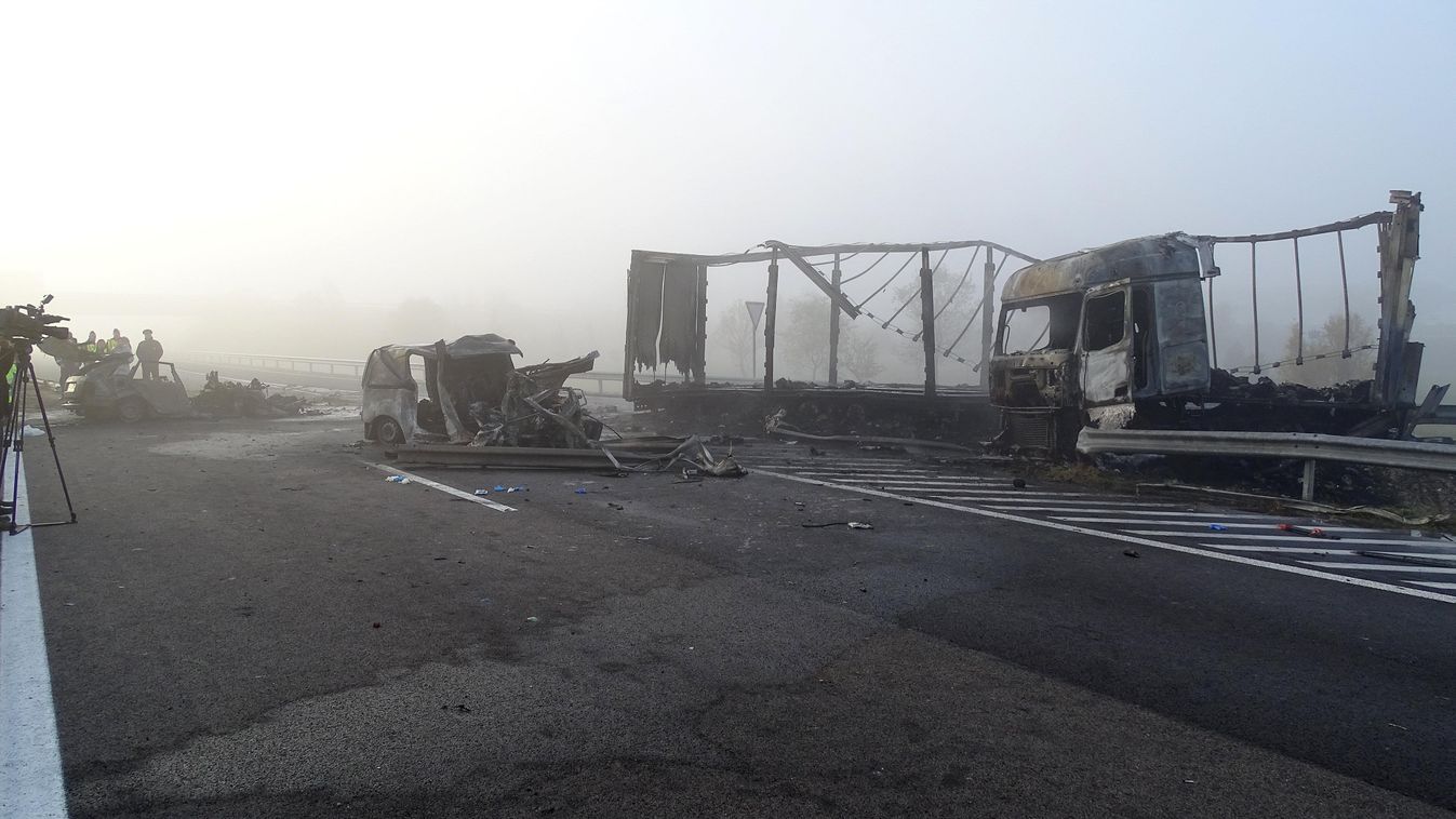 Kistelek, 2019. október 28.
Ütközésben összetört, kiégett járművek az M5-ös autópályán Kistelek közelében, a 146-os kilométerszelvényében 2019. október 28-án. A balesetben egy Budapest felé tartó kamion ütközött két személyautóval. A kamion eddig ismeretl