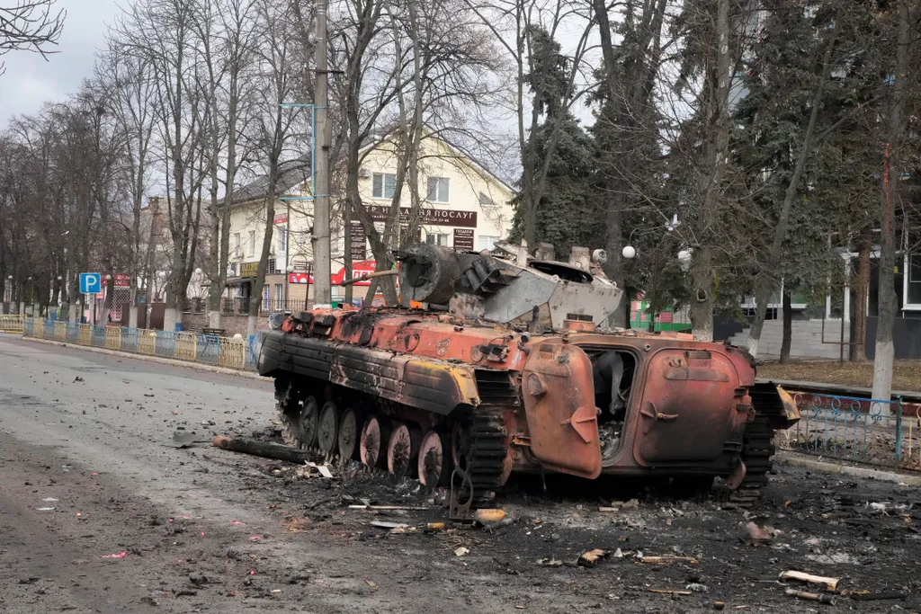 Ukrán válság 2022, ukrán, orosz, háború, orosz-ukrán háború, ukrán konfliktus, harc, kiégett jármű, páncélozott jármű, Makariv, Ukrajna 