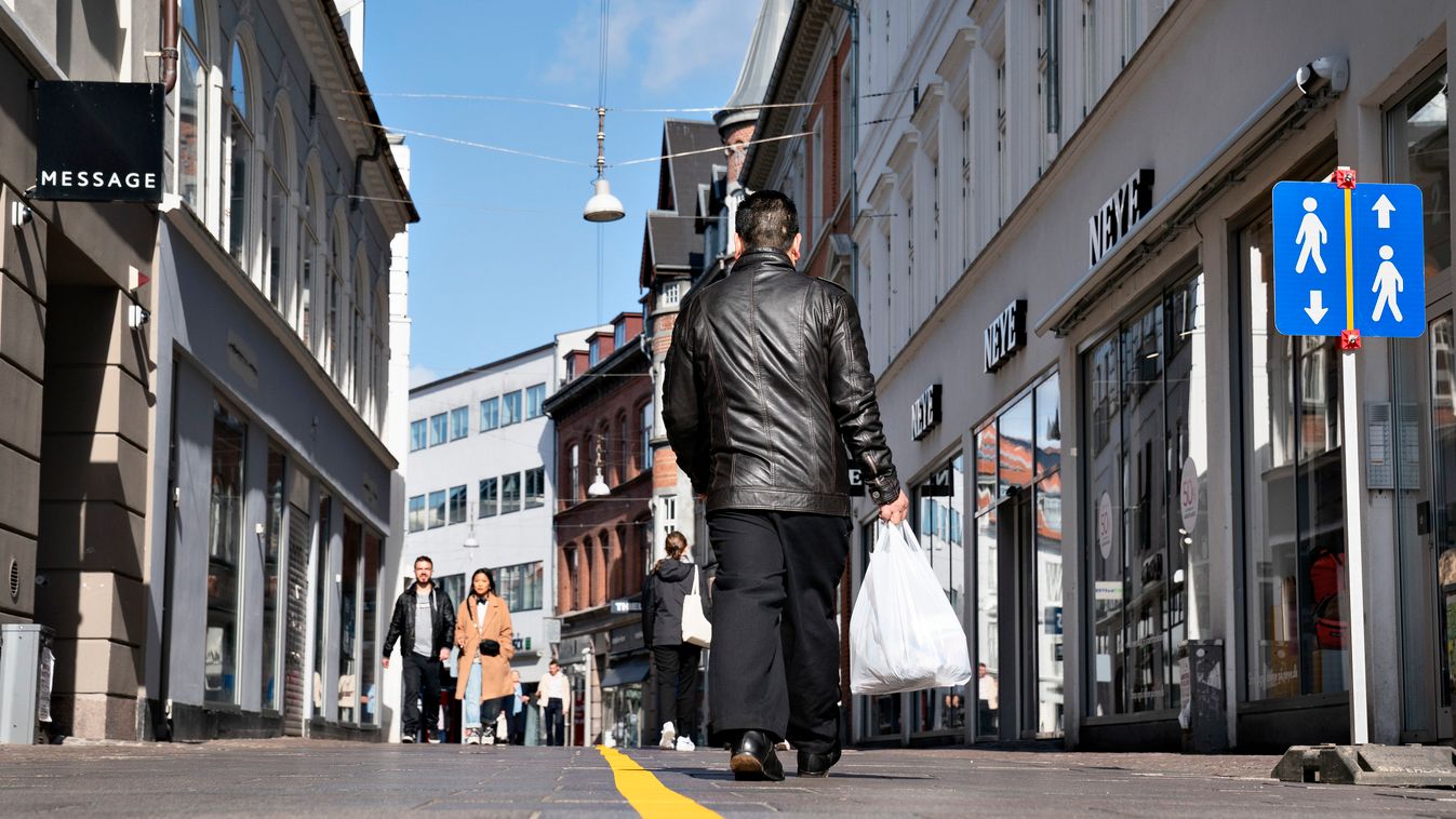 Aalborg, 2020. május 4.
Az utca közepére felfestett sárga csík segíti a járókelőket a fertőzésveszély elkerüléséhez szükséges, biztonságos távoláság betartásában a dániai Aalborg sétálóutcájában a koronavírus-járvány idején, 2020. május 4-én.
MTI/AP/Ritza