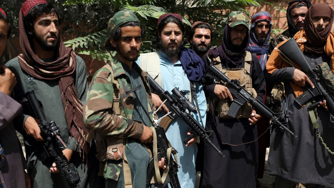 Kabul, 2021. augusztus 18.
Tálib fegyvereseket fényképeznek Kabulban 2021. augusztus 18-án. Három nappal korábban a szélsőséges iszlamista tálibok uralma alá került Afganisztán, miután a lázadók harc nélkül behatoltak az afgán fővárosba és elfoglalták az 