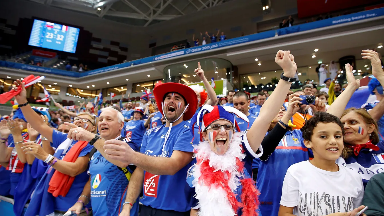Francia szurkolók ünnepelnek a 2015-ös katari férfi kézilabda-világbajnokság Franciaország-Szlovénia negyeddöntő mérkőzése után a dohai Luszail stadionban. Franciaország 32-23-ra győzött 