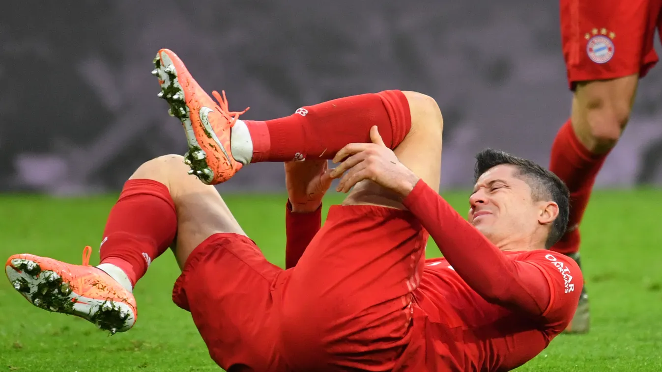 Robert LEWANDOWSKI (FC Bayern Munich) is injured. Erste Liga Sport Sports jersey 19 professional footballer GAME season 2019 DFL 20 men Bundesliga Ballsport 1. Bundesliga 1st league 2020 league game soccer SOCCER PLAYER club jersey Club Dress club soccer 