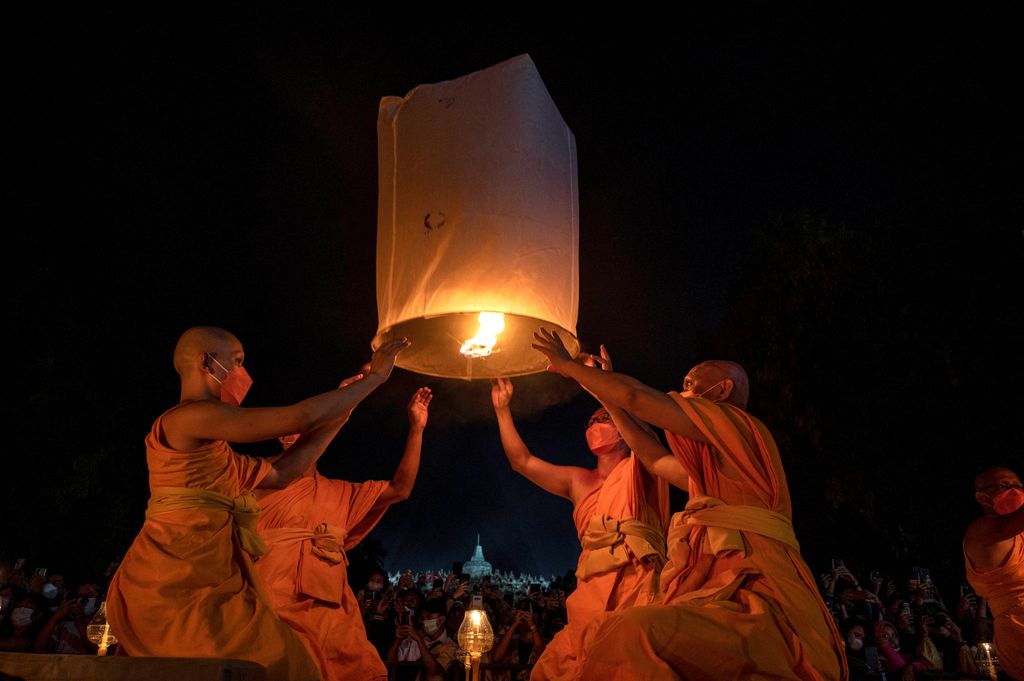 Tűzzel, színes ruhákban és felvonulással ünnepelték a Vesak-ot a világ legnagyobb Buddhista templomában, buddhizmus, buddhista, vallás, vallási ünnep, felvonulás, tűz, Indonézia, kultúra 