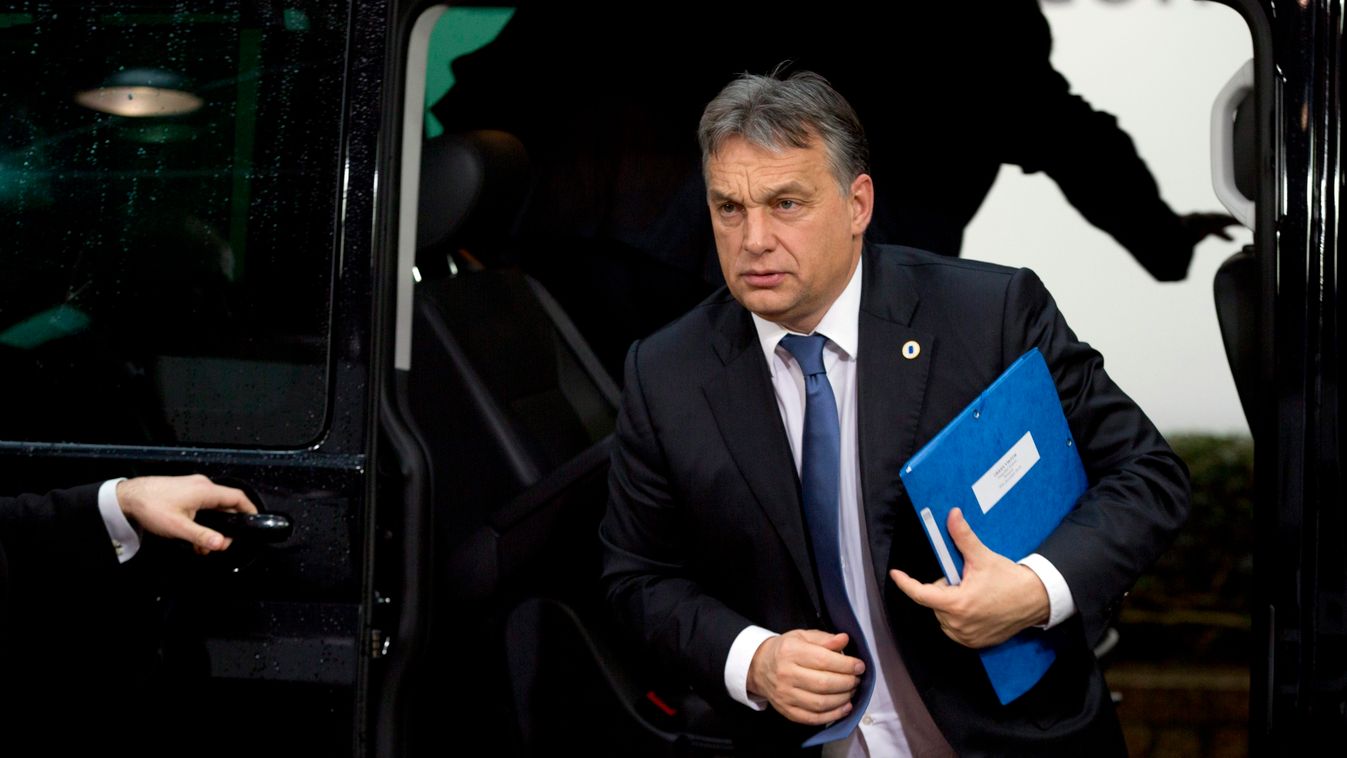 Orbán Viktor Brüsszel, 2014. december 18.
Orbán Viktor miniszterelnök az Európai Unió brüsszeli csúcstalálkozójának első napi ülésére érkezik 2014. december 18-án. (MTI/AP/Virginia Mayo) 