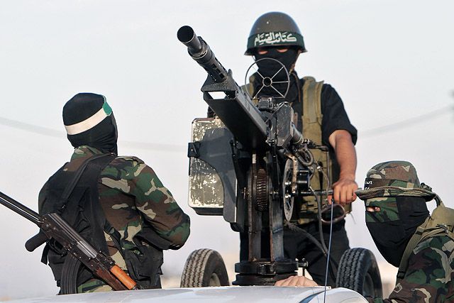 A hamász fegyveresei a rafahi határátkelő palesztin oldalán, ahol hivatalosan fogadják majd a fogvatartottakat