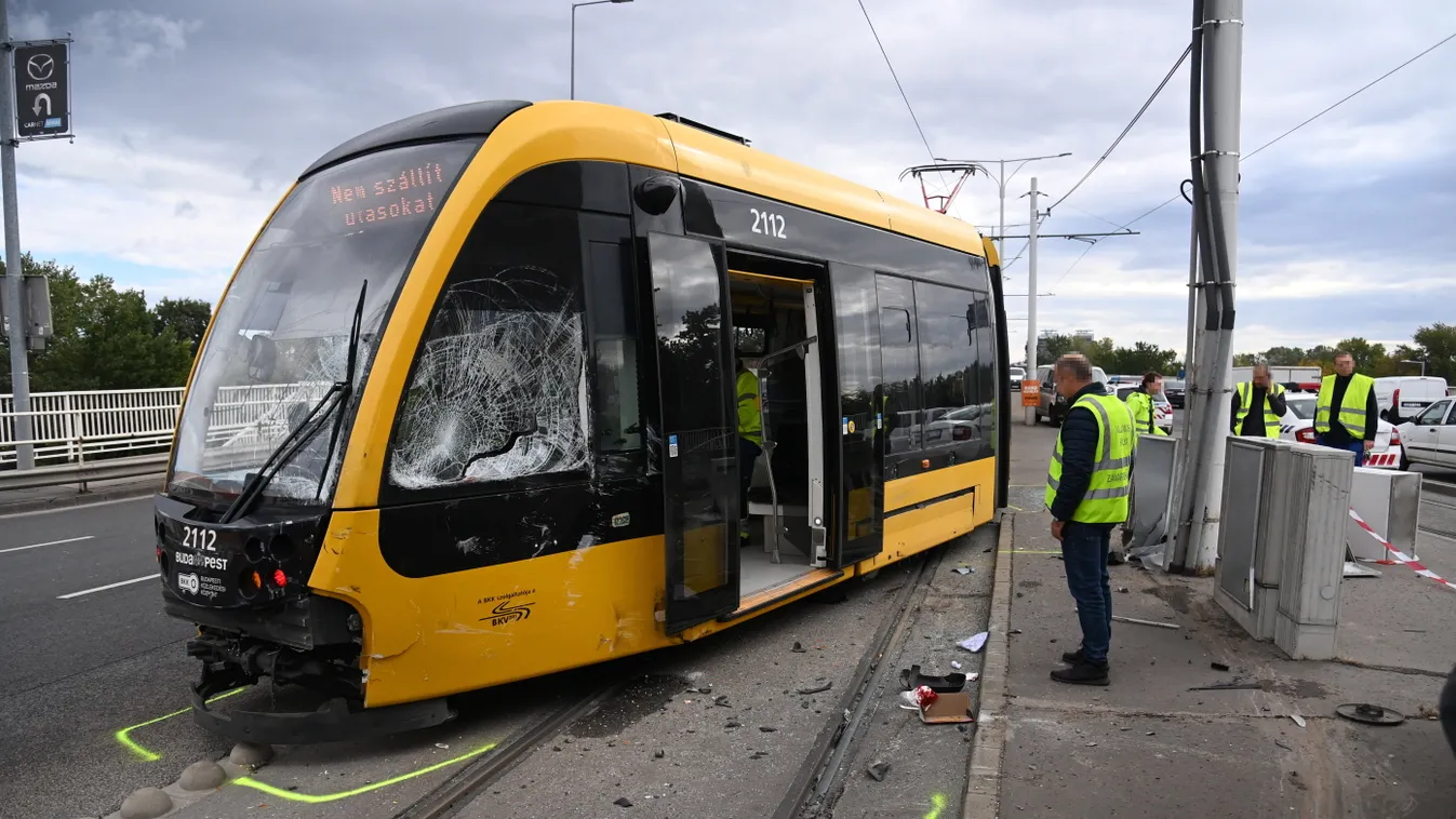 Budapest, 2022. október 4.
Kisiklott 1-es villamos az Árpád híd budai oldalán, ahol a jármű összeütközött egy kisteherautóval 2022. október 4-én. A kisteherautó sofőrjét feszítő-vágóval szabadították ki a roncsok közül és átadták a mentőknek.  rpád városk